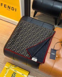 Fendi šála